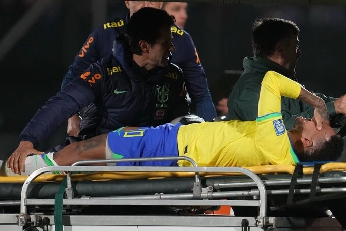 Neymar sale lesionado del Centenario y pinta para grave