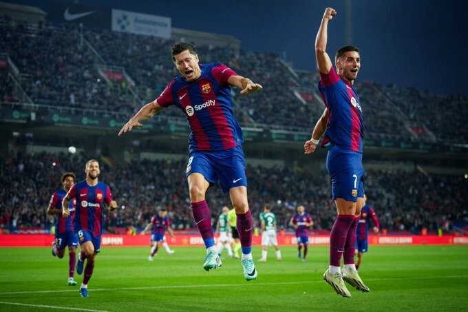 Lewandowski Anota Doblete Y Rescata Al Barcelona
