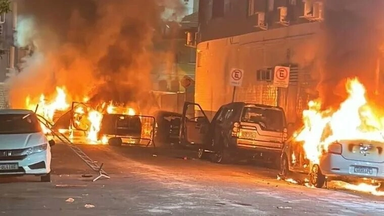 Aficionados incendian la ciudad tras el descenso del Santos en Brasil