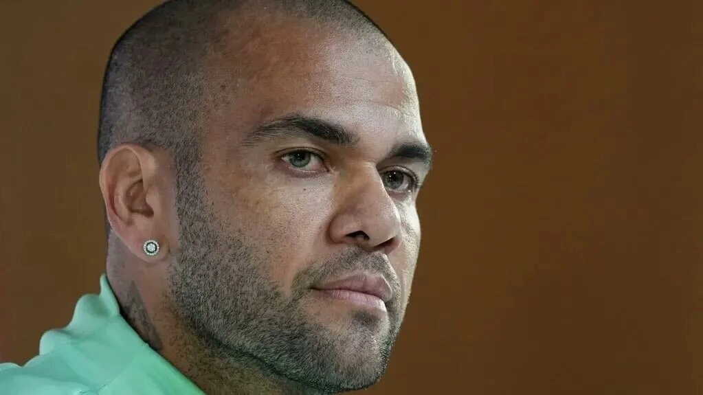 El exfutbolista brasileño Dani Alves será juzgado en febrero por agresión sexual