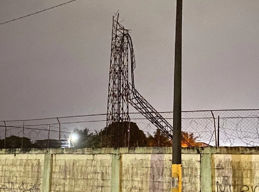 Se desploma torre de alumbrado en estadio Excélsior de Puerto Cortés 