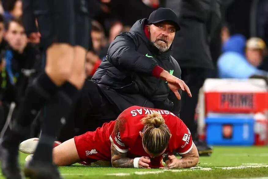 Futbolista del Liverpool que chocó contra el técnico Jürgen Klopp sufre fractura de clavícula