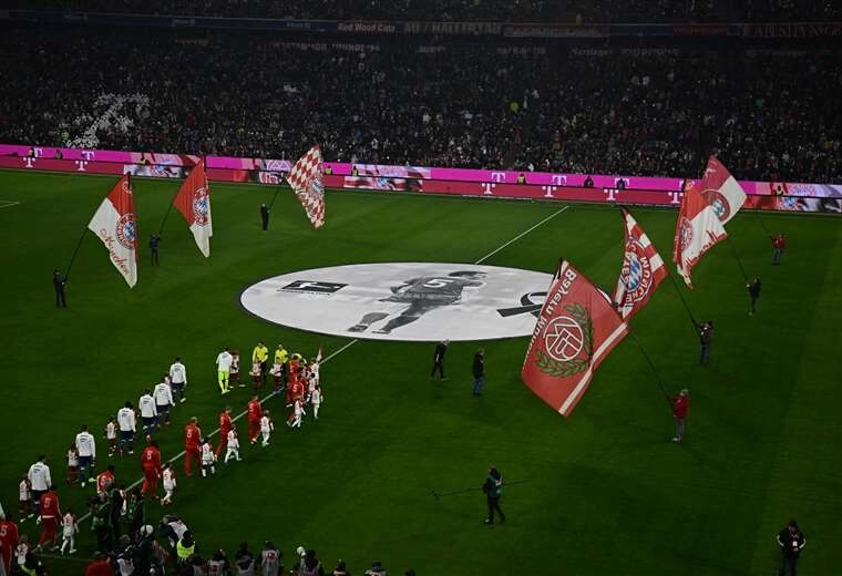 El Allianz Arena le da el último adiós al ‘Kaiser’ Franz Beckenbauer