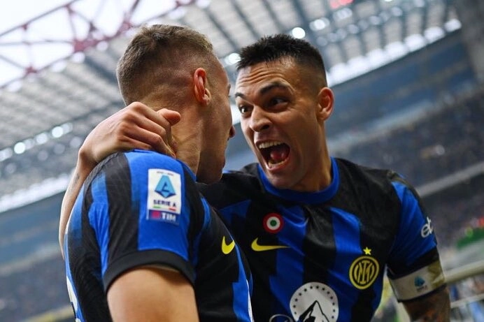 Inter triunfa y mantiene el liderato en Italia