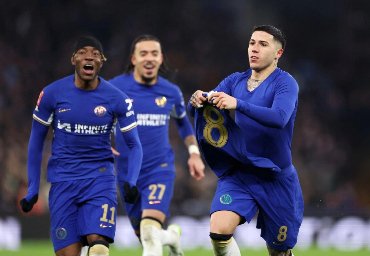 Chelsea derrotó 1-3 al equipo del «Dibu» Martínez para avanzar en la FA Cup