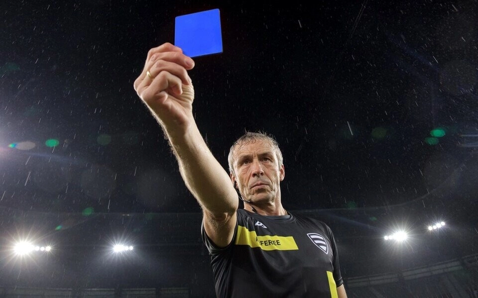 La tarjeta azul llega al fútbol profesional