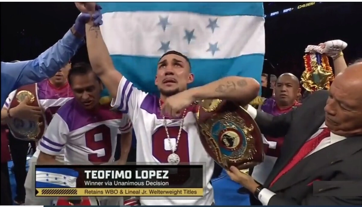 Teófimo López vence a Jamaine Ortiz y conserva su título mundial