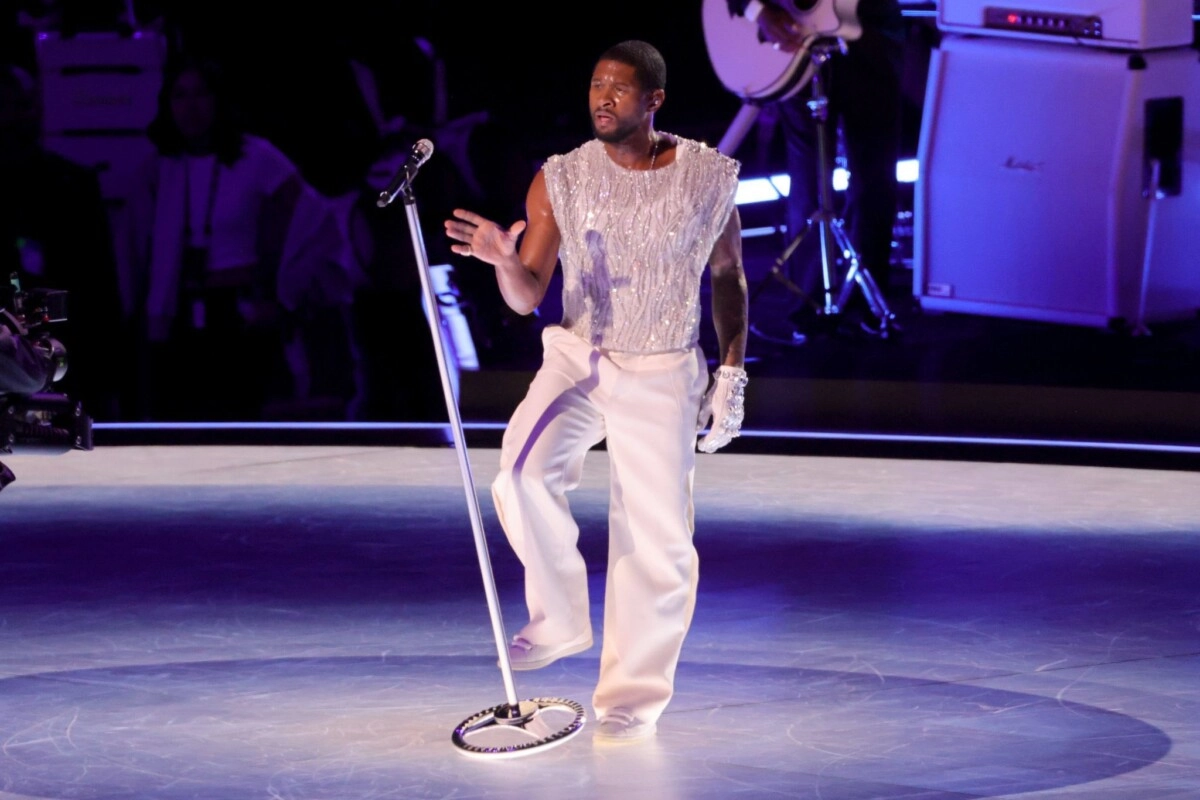 Usher, 'el Rey' del R&B, homenajeó a Michael Jackson durante su espectáculo en el Super Bowl