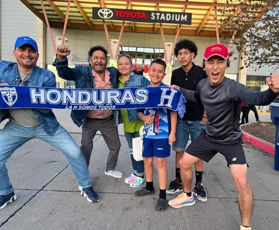 Hondureños comienzan a poner ambiente en Frisco, Texas previo al partido ante Costa Rica