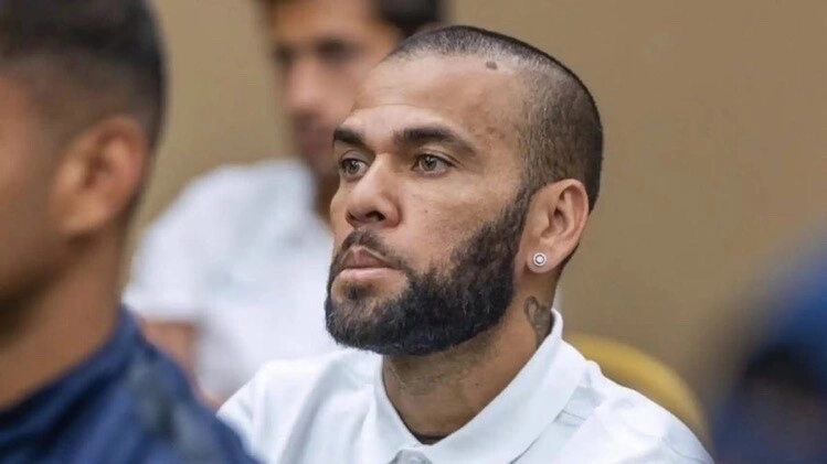 Padre de Neymar pagará la fianza para que Dani Alves salga de prisión