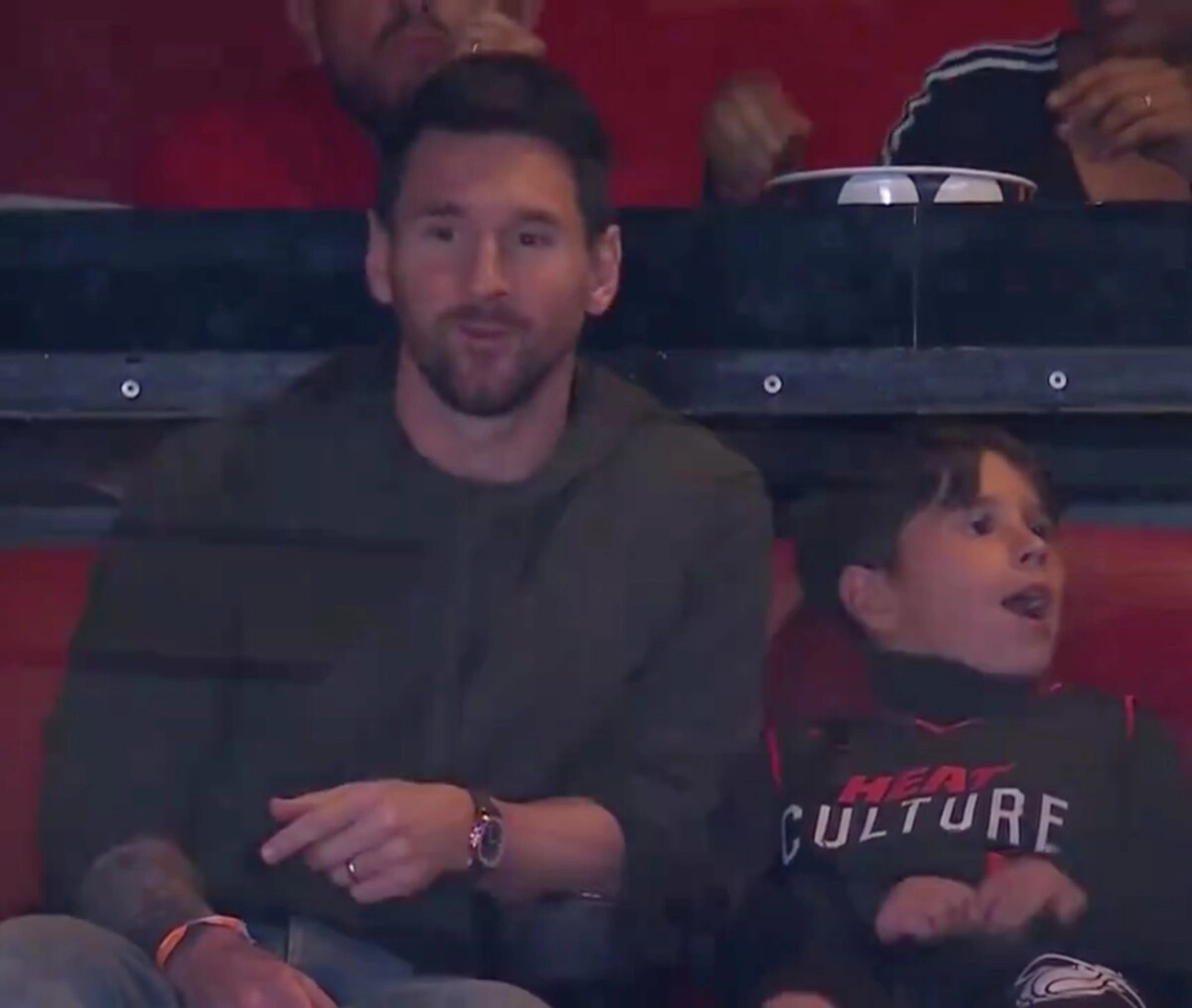 VIDEO: Messi causa furor al asistir con su familia y otras estrellas del Inter al estadio del Miami Heat