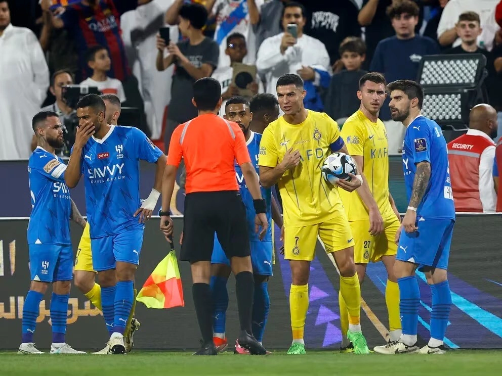 VIDEO: Cristiano Ronaldo agrede a rival, es expulsado y amenaza al árbitro del juego