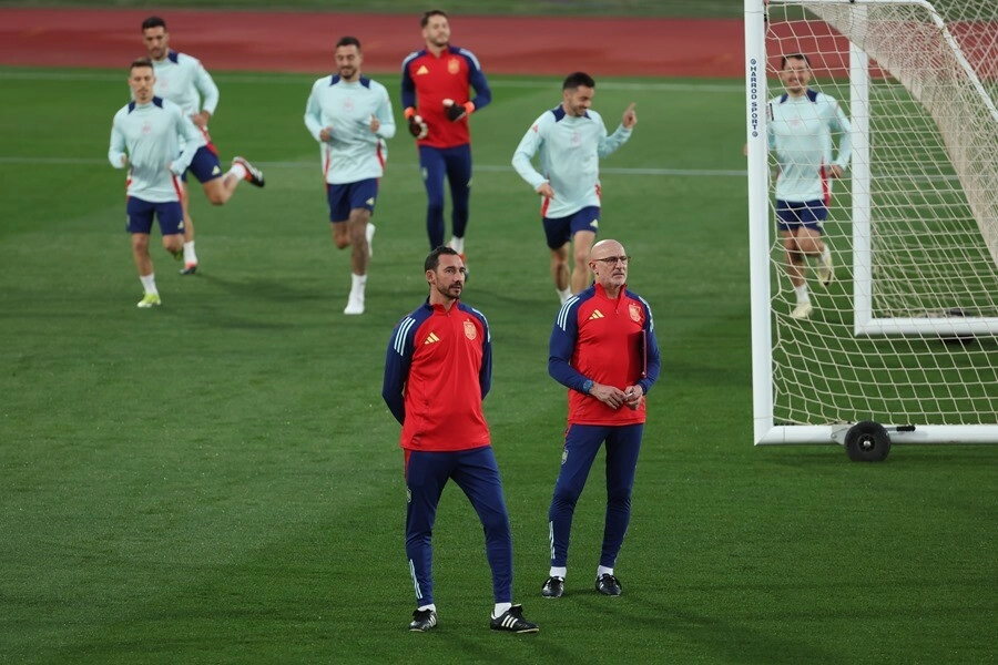 Pablo Amo deja el cargo de segundo seleccionador y entrenará en Catar